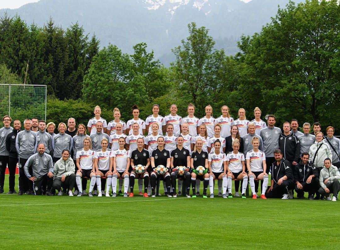 レナ・ゲースリンクさんのインスタグラム写真 - (レナ・ゲースリンクInstagram)「Ein Team, Ein Ziel 🇩🇪💪🏽 Wir#imteam #allezmaximal #fifawomensworldcup #dfb #einteam #morgengehtslos」6月8日 1時04分 - lena_goessling