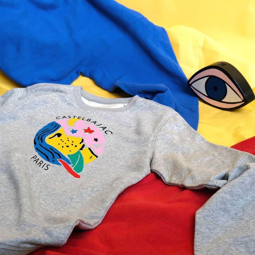 のインスタグラム：「Êtes-vous prêt(e) à affronter les 4 éléments ? Bravez le quotidien avec nos nouveaux modèles Cool'orés issus de notre nouvelle collection capsule mensuelle de Juin !  RDV vite sur notre e-shop pour découvrir TOUS les modèles Element'Air ☀ (lien en bio)  Are you ready to face the four elements? Brave the dailylife with our new Cool'ored products from our new monthly capsule collection of June!  RDV now on our e-shop to discover ALL the collection Element'Air ☀ (link in bio)  #Castelbajac #Happyculture  #Castelbajac #Paris #Happy #Arty #Colored #Newcollection #Newin #elementAir」