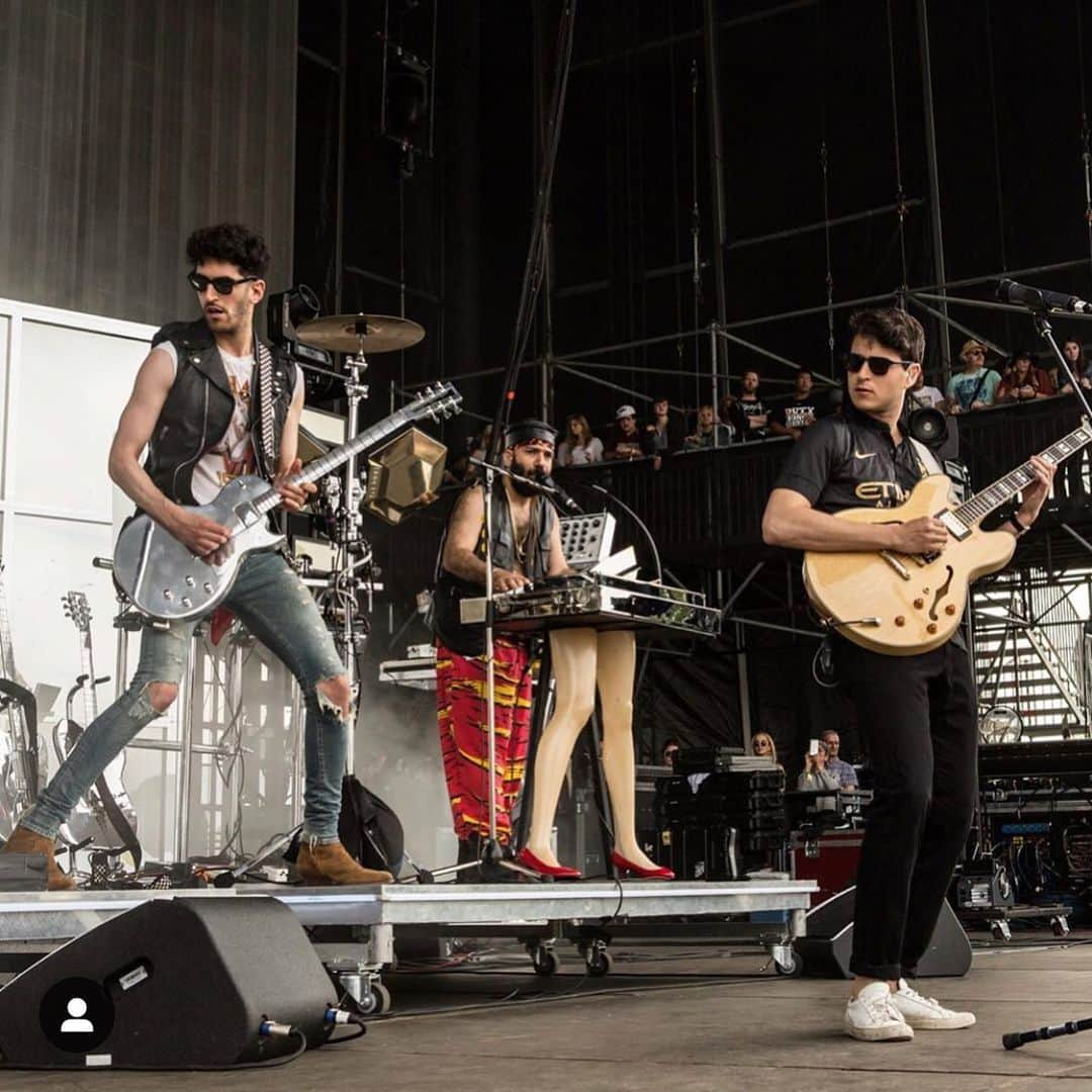 エズラ・クーニグのインスタグラム：「🎂🎉🎂 happy birthday to one of my best friends @dave1 - a buddy, guidance counselor, editor & an executive producer on FOTB !  This was when we dropped a surprise CCKK on the crowd at @govballnyc a few years back during Chromeo’s set. Shout out to @peethugg killing it on the talk box」