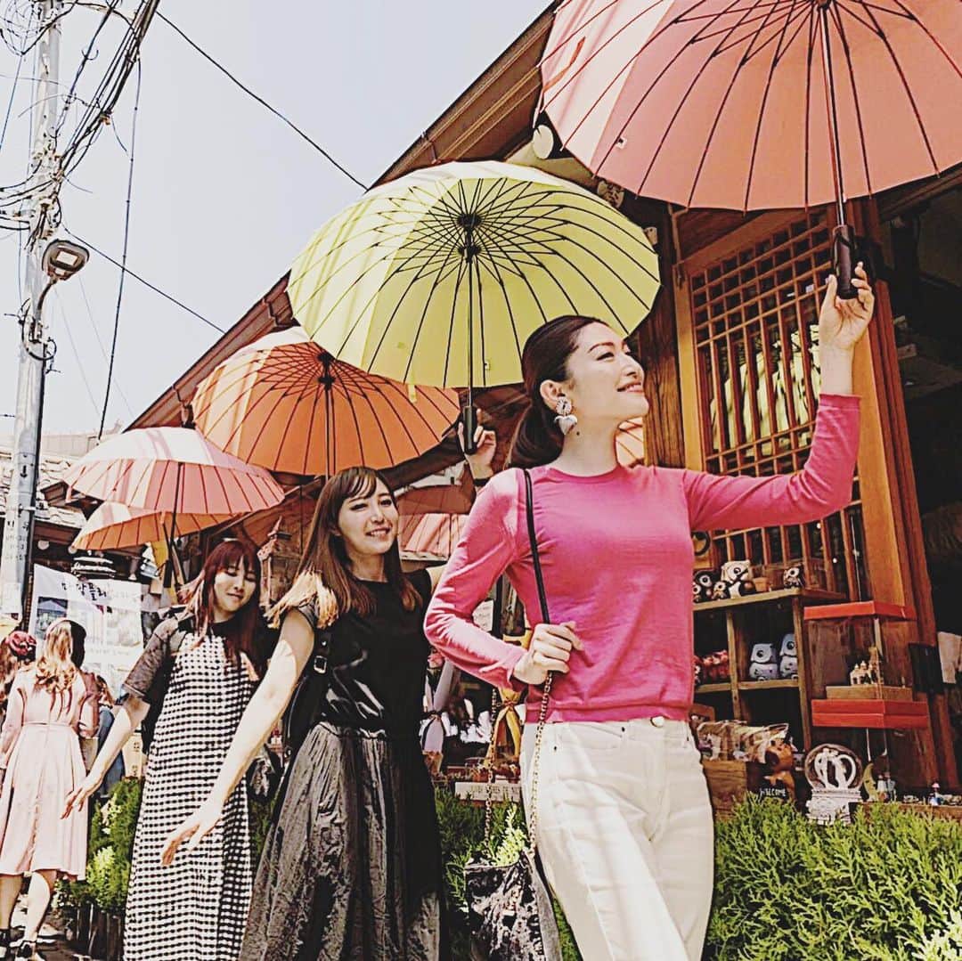 櫻井麻美さんのインスタグラム写真 - (櫻井麻美Instagram)「#韓国 の #益善洞 （イクソンドン） 韓国の伝統家屋、韓家の歴史ある街並みを残しながら中には最先端のお洒落なカフェが入っているという最近大人気の家屋街✨ ・ #フォトジェニックスポット たくさん #滞在時間15分 #見るだけだったけど #楽しかった🤩 #今度はゆっくり来たい #教えてくれてありがとう✨ #ついでに改めて多摩美に感謝 ・ ・ #マダンフラワーカフェ #마당풀라워카페」6月8日 1時30分 - mamiosakurai