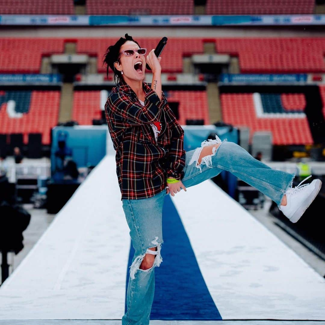 Halseyさんのインスタグラム写真 - (HalseyInstagram)「feeling supersonic. excited for wembley tomorrow!!!! 📷: @elmnt.la」6月8日 1時07分 - iamhalsey