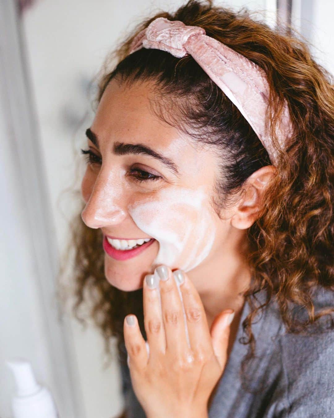 のインスタグラム：「Put your best face forward 🌸 Our new Gentle Cleansing Foam is formulated with witch hazel extract to deeply but gently cleanse skin while maintaining its natural moisture levels. Leave a 💙 if you’re excited to try it!」