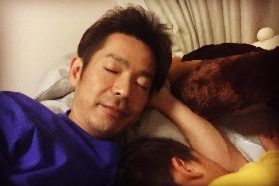 清水健さんのインスタグラム写真 - (清水健Instagram)「【夢の中】 僕はこの子を守ります。 #清水健 #息子とパパ  気持ち良さそうな寝顔を見ながら、 #大切時間 #112日間のママ  当たり前のことをつぶやく日。  後ろに見えているのは、 大きな#チンパンジー さん笑。 皆様にありがとうございます。 #清水健講演会 #これからの笑顔」6月8日 1時08分 - shimizuken.official