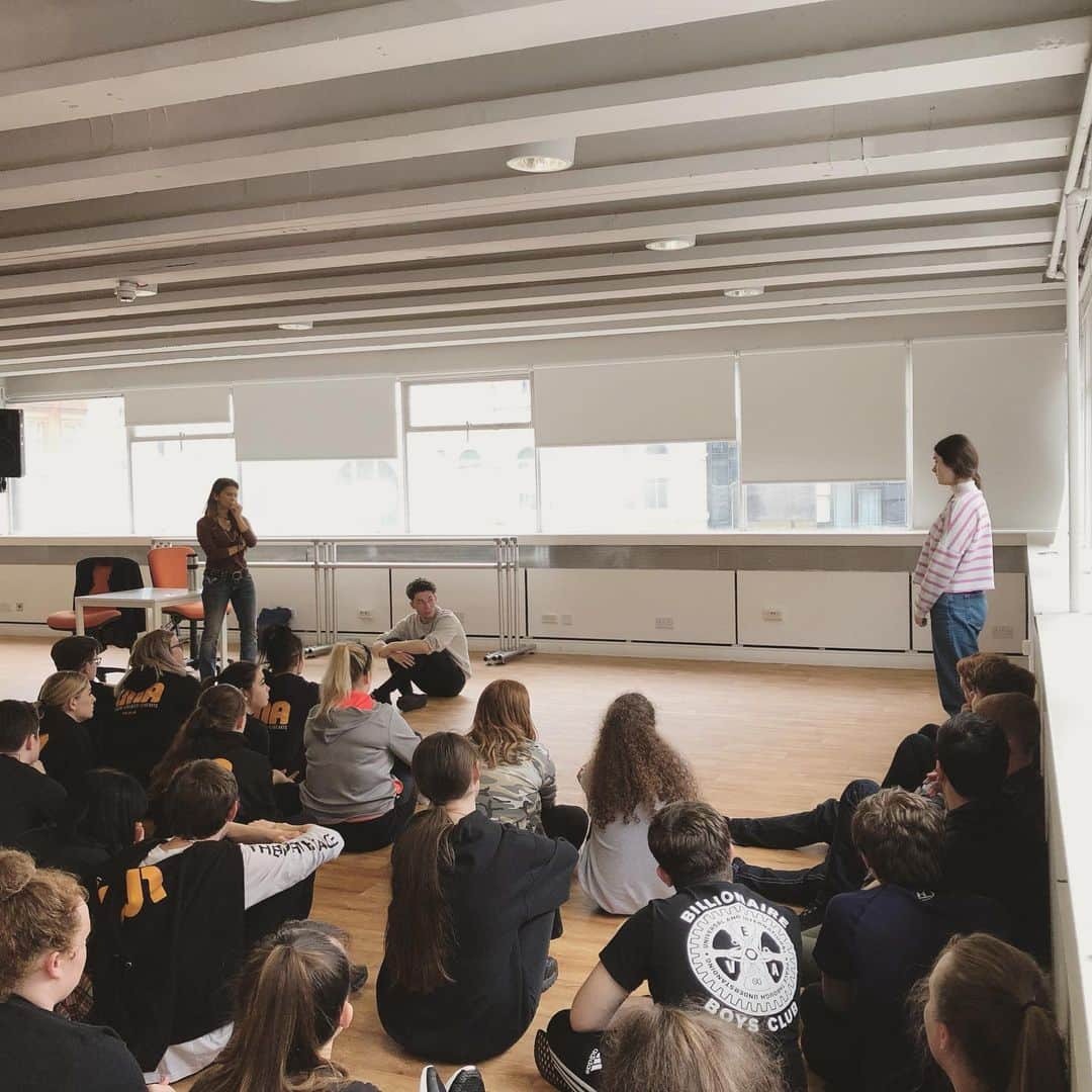 ニア・ピープルズさんのインスタグラム写真 - (ニア・ピープルズInstagram)「From my workshop at  @lmaliverpool So many talented students! #liverpool #arts #education #performer #trueself #dance #sing #act #uk #musical」6月8日 1時10分 - niapeeples