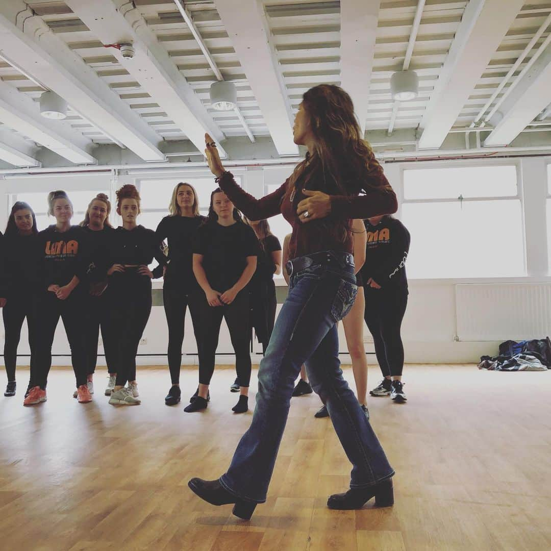 ニア・ピープルズさんのインスタグラム写真 - (ニア・ピープルズInstagram)「From my workshop at  @lmaliverpool So many talented students! #liverpool #arts #education #performer #trueself #dance #sing #act #uk #musical」6月8日 1時10分 - niapeeples