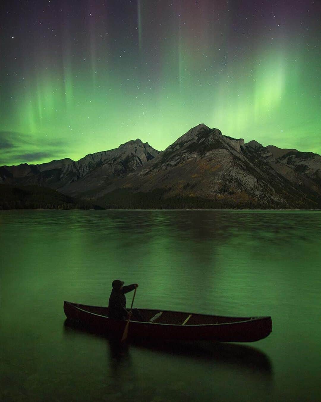 Explore Canadaさんのインスタグラム写真 - (Explore CanadaInstagram)「When the sun goes down, the northern lights come out to play. With longer daylight hours in summertime, be prepared to stay up even later for a chance of seeing the aurora borealis. If seeing them is a must on your list, plan a fall visit to coincide with the Jasper Dark Sky Festival held in October. #ExploreCanada . 📷: @paulzizkaphoto 📍: @banff_lakelouise, @travelalberta . #aurora #MyBanff #MyJasper #ExploreAlberta #NorthernlLights #LakeMinnewanka」6月8日 1時12分 - explorecanada