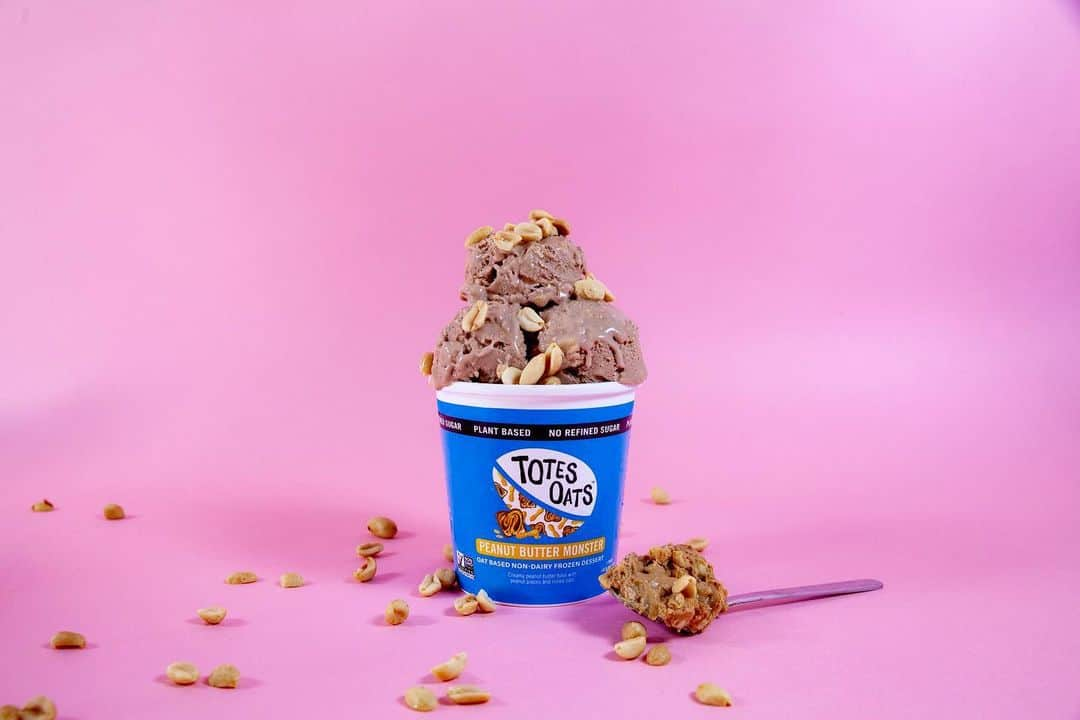 Whole Foods Marketさんのインスタグラム写真 - (Whole Foods MarketInstagram)「Oatmilk. But make it dessert. From the two best friends behind @itshakunabrands comes Totes Oats: A new oatmilk-based, non-dairy frozen dessert company (somebody pinch us). Pick up Real Real Chocolate, Plain Jane and Peanut Butter Monster at your local store now. . Now available at select Whole Foods Market stores in California, Arizona, Nevada and Hawaii.」6月8日 1時13分 - wholefoods