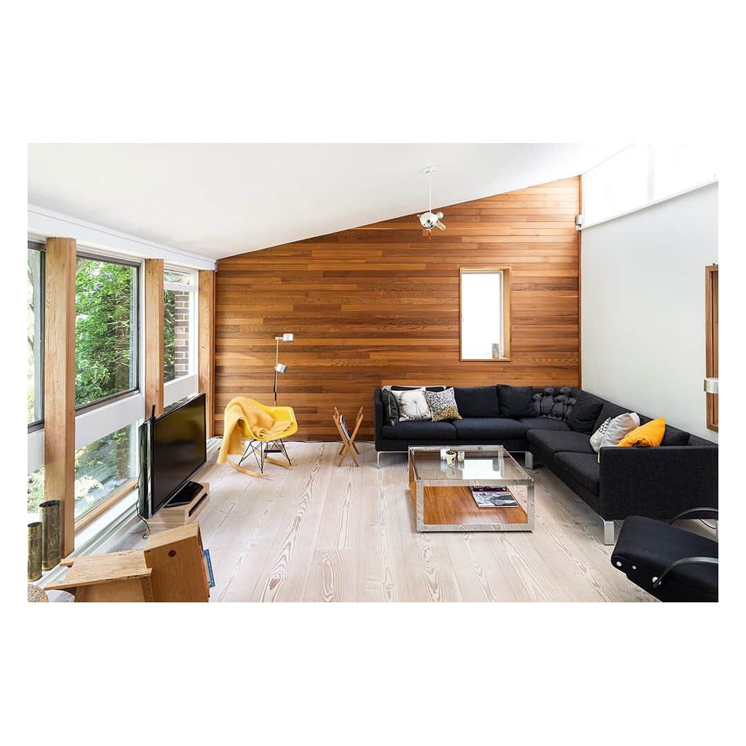 The Modern Houseさんのインスタグラム写真 - (The Modern HouseInstagram)「"A hillside haven in south-east London": a 1960s home on Peckarmans Wood on the Dulwich Estate. Follow the link in our bio to see the sales particulars.  #dulwichestate #1960sarchitecture #moderndesign」6月8日 1時14分 - themodernhouse
