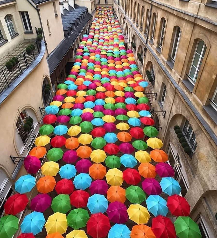 Inspirationさんのインスタグラム写真 - (InspirationInstagram)「Um projeto chamado Umbrella Sky Project chegou em mais de 25 lugares em todo o mundo. Centenas de guarda chuvas  coloridos com a intenção de levar cor, alegria e promover lugares e seus arredores. #decorcriative #decoreinteriores. Follow @manualdecor  __________________ 📸Patrick Colpron Local: Paris」6月8日 1時27分 - decorcriative