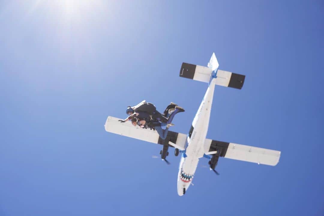 トーレイ・デヴィートのインスタグラム：「•••• LETTING GO •••• Started out the week by jumping out of a plane. Something I never thought I would be able to say. Pushing all my boundaries, shedding some skin and flying into this new phase of life. 💙🦋」