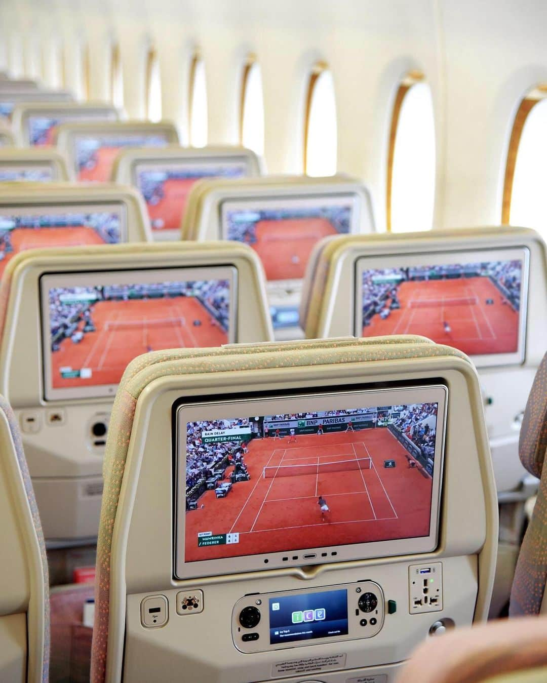 エミレーツ航空さんのインスタグラム写真 - (エミレーツ航空Instagram)「It’s clay time in the skies! Watch the FINAL showdown at @RolandGarros on ice TV Live onboard 175 Emirates aircraft. @Sport_24_Live  #FlyEmiratesFlyBetter #EmiratesAirline #RG19」6月8日 1時31分 - emirates