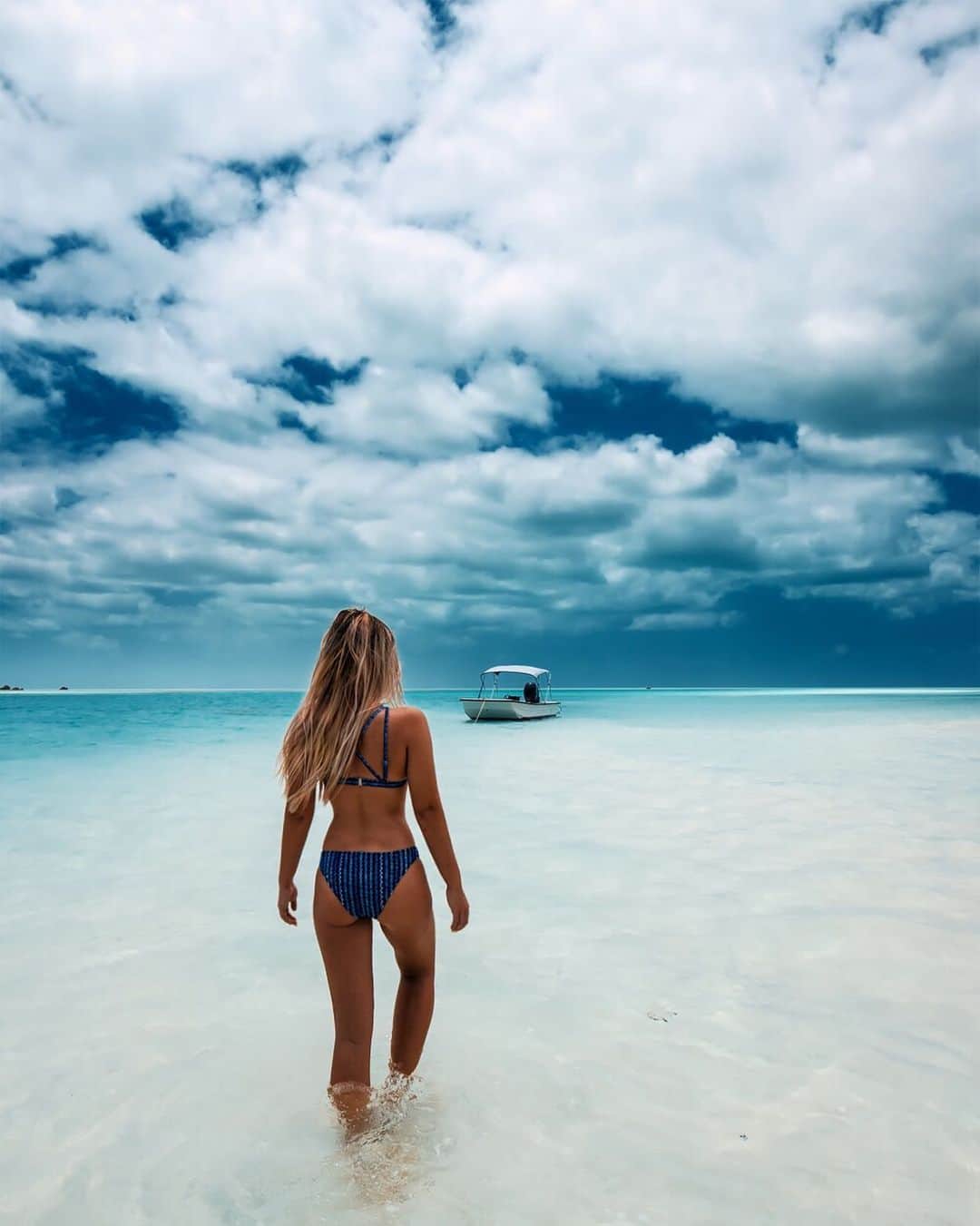 サシャ・カリスのインスタグラム：「Where to next?  Guess where I will be the next few weeks! 💦 Hint: It’s more than one island in the Bahamas 🇧🇸🌴」