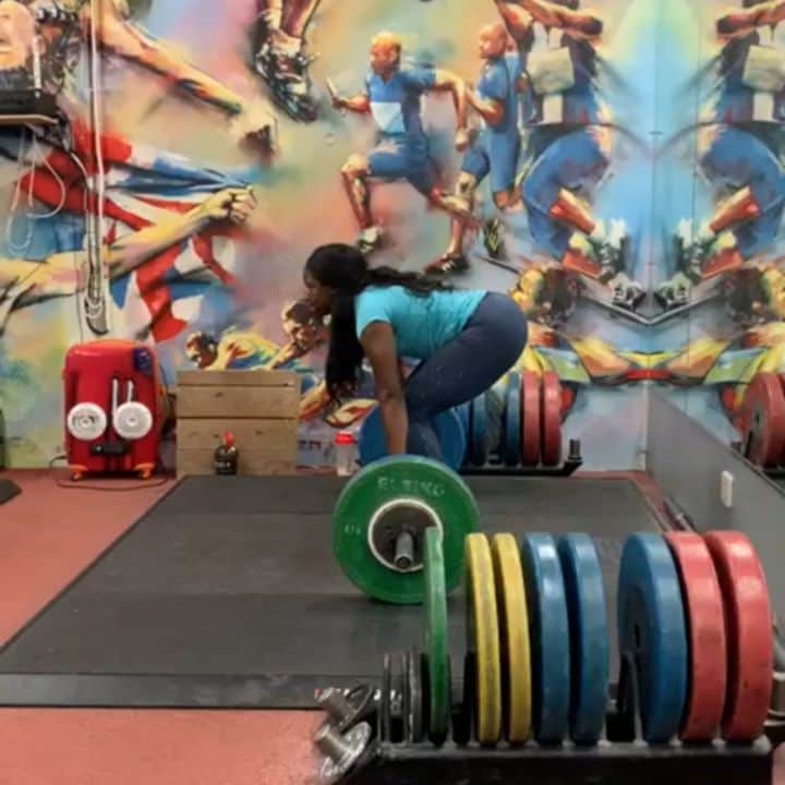 アシャ・フィリップのインスタグラム：「95kg Clean ✔ Yeee yeee Friday Fun ✔ Yeee yeee . . . #Training #Workout #GirlsWhoLift #Athlete #Olympics #FitLife #Fitness #Olympian 💪🏾」