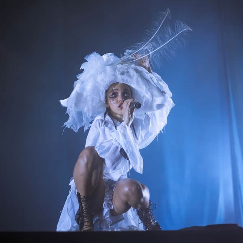 AnOther Magazineさんのインスタグラム写真 - (AnOther MagazineInstagram)「Have you seen @fkatwigs’ intoxicating new show, #Magdalene? Described as “a bold reimagining of how music can be staged by a recording artist in the 21st century,” the show brings together an innovative mixture of music, fashion, set design and many kinds of dance – including the hypnotic pole performances she has recently become known for 🌀⠀⠀ ⠀⠀ Head to anothermag.com to read our interview with #Magdalene co-conceptualiser, @theo.adams, on how they brought the mesmerising show together ➡️⠀⠀」6月8日 1時39分 - anothermagazine