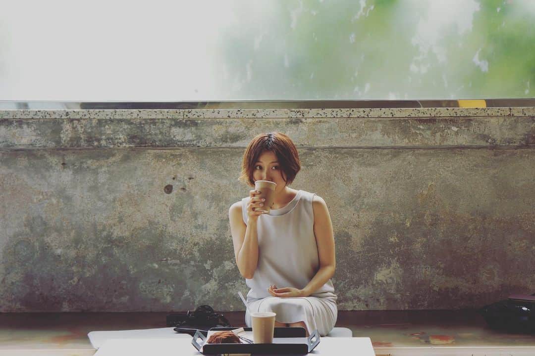 山本真由美さんのインスタグラム写真 - (山本真由美Instagram)「. こーひー ぱん けんちく . .☕️🍞🌿 #material #阿洞  #BREAD05 #cafe #cafeonion  #onion #korea #korean #韓国  #coffee #architecture #renovation  #建築 #建築と女優 #japan #trip  #likeforfollow #sunny #stay  #design #perfect #미아어니언  #recomend #portrait #ポートレート  #camera #photography #onepeace #写真好きな人と繋がりたい」6月8日 1時47分 - mayumi_yamamoto.official