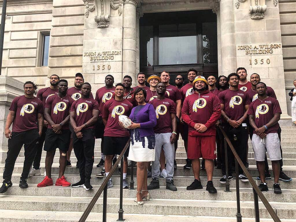 ワシントン・レッドスキンズさんのインスタグラム写真 - (ワシントン・レッドスキンズInstagram)「#Redskins rookies met with Mayor Muriel Bowser to start their tour of D.C.」6月8日 1時49分 - commanders