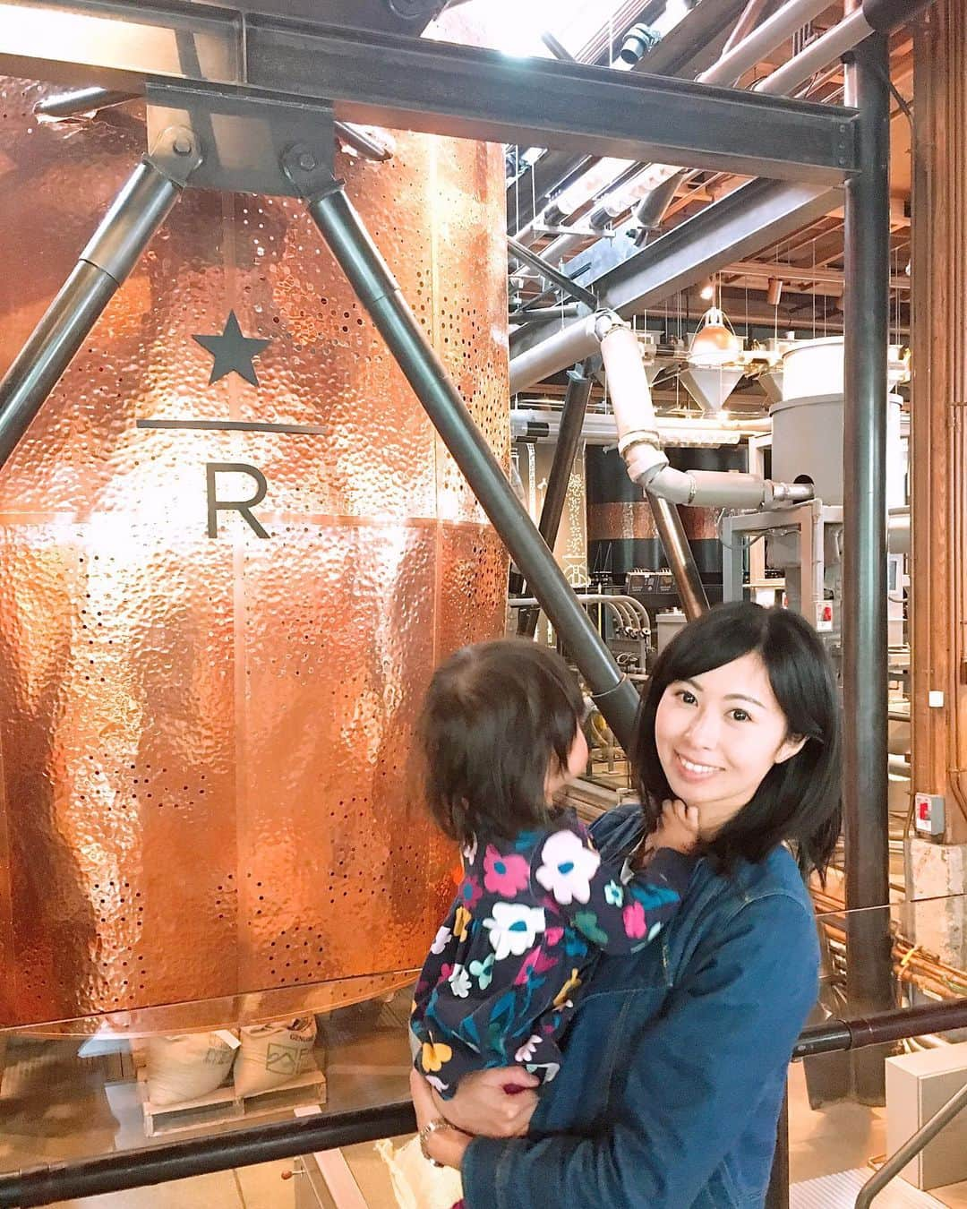 栗山麗美のインスタグラム：「【 Starbucks Reserve Roastery 】  2014にシアトルに1号店がオープン☕️ 東京・目黒にも今年2月にオープンして注目のスターバックスの高級路線。  店内の焙煎工場で焙煎し、最適な抽出方法で飲めるという特別なスターバックス🥰  ハンドドリップやコーヒープレス、サイフォンなどのほか、クローバーというスターバックスリザーブ限定のコーヒーマシンで入れてもらうことができます❣️ お酒も飲めます🥃  更にイタリアの高級ベーカリー「プリンチ（Princi）」が入っていて、ここのパンが最高に美味しかったです🥐💕 ただ、コーヒー2つとパン1つでお値段$20はさすがに高い…😧💸笑  お洒落な革製品があったり、お土産も全体的にスタイリッシュで可愛かったです💡  上海・ミラノ・ニューヨーク・東京に続き6店舗目はシカゴに今年オープン予定！  #starbucksreserve #starbucksreserveroastery #starbucks #seattle #travel #oregon #portland #スターバックスリザーブロースタリー #スターバックス #スターバックスリザーブロースタリー1号店 #アメリカ暮らし #ポートランド生活 #ポートランド #アメリカ育児 #アメリカ子育て」