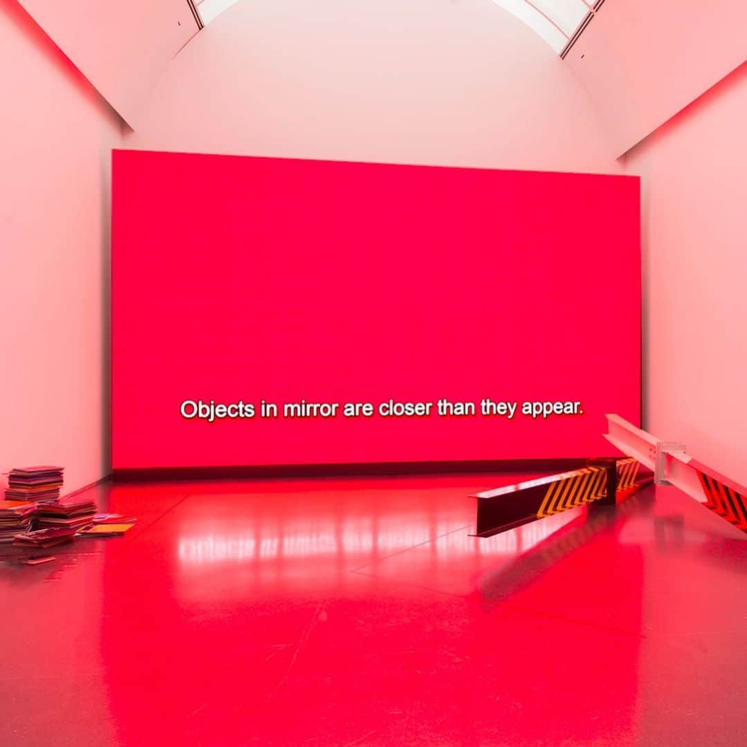 HYPEBEASTさんのインスタグラム写真 - (HYPEBEASTInstagram)「@hypebeastart: Head to our bio link for an exclusive look inside @virgilabloh’s milestone “FIGURES OF SPEECH” exhibition at @mcachicago. The 20-year survey explores pivotal moments of Abloh’s eclectic practice with signature collections, video documentation of his landmark shows, music highlights alongside a spotlight on his furniture, design and graphic works. Open to the public starting June 10 through September 22.  Photo: MCA Chicago」6月8日 2時03分 - hypebeast