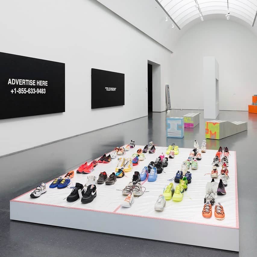 HYPEBEASTさんのインスタグラム写真 - (HYPEBEASTInstagram)「@hypebeastart: Head to our bio link for an exclusive look inside @virgilabloh’s milestone “FIGURES OF SPEECH” exhibition at @mcachicago. The 20-year survey explores pivotal moments of Abloh’s eclectic practice with signature collections, video documentation of his landmark shows, music highlights alongside a spotlight on his furniture, design and graphic works. Open to the public starting June 10 through September 22.  Photo: MCA Chicago」6月8日 2時03分 - hypebeast