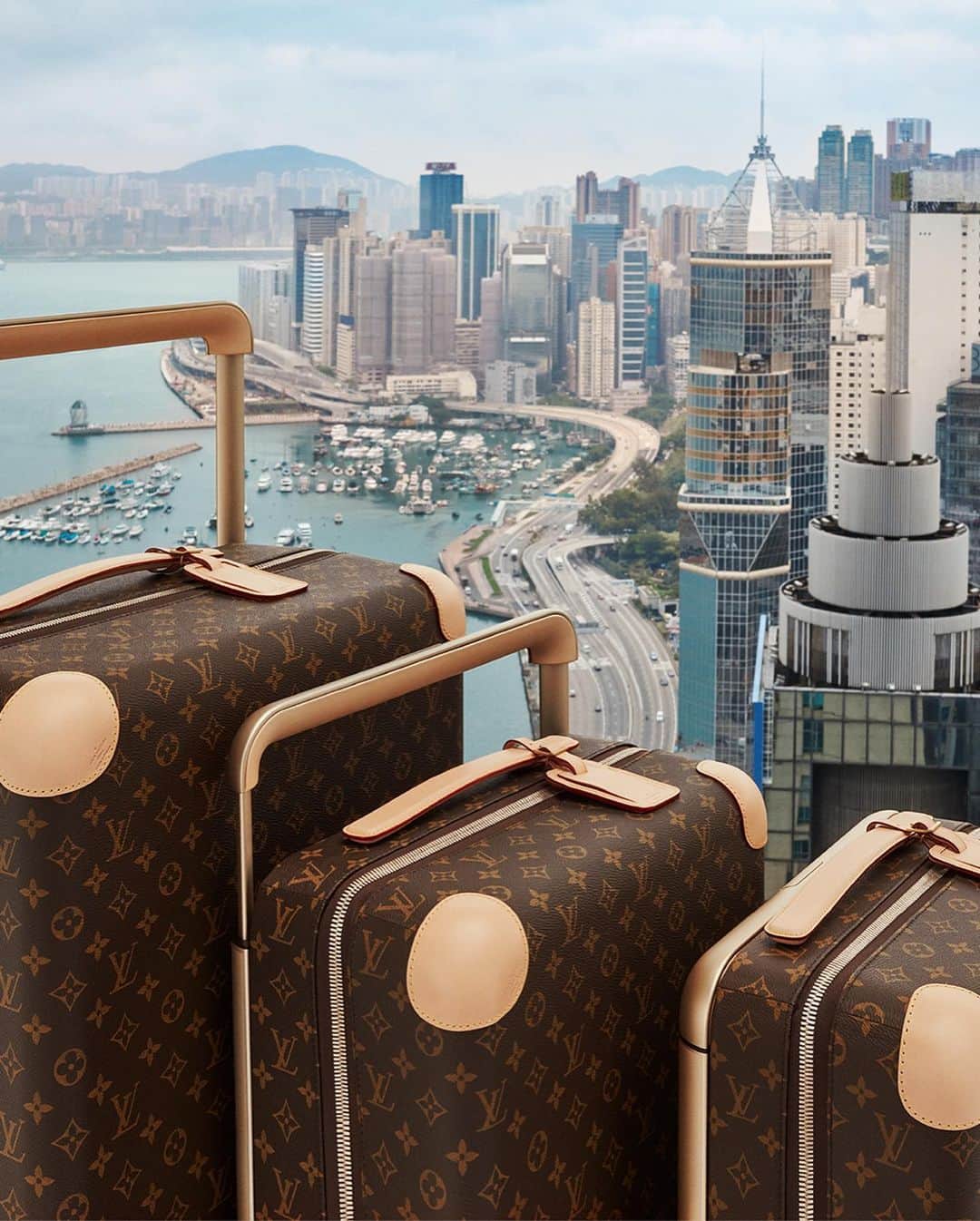 ルイ・ヴィトンさんのインスタグラム写真 - (ルイ・ヴィトンInstagram)「Hong Kong on the Horizon. #LouisVuitton’s Marc Newson-designed luggage line was crafted with modern travelers in mind. Discover the Horizon Collection via link in bio.」6月8日 2時03分 - louisvuitton
