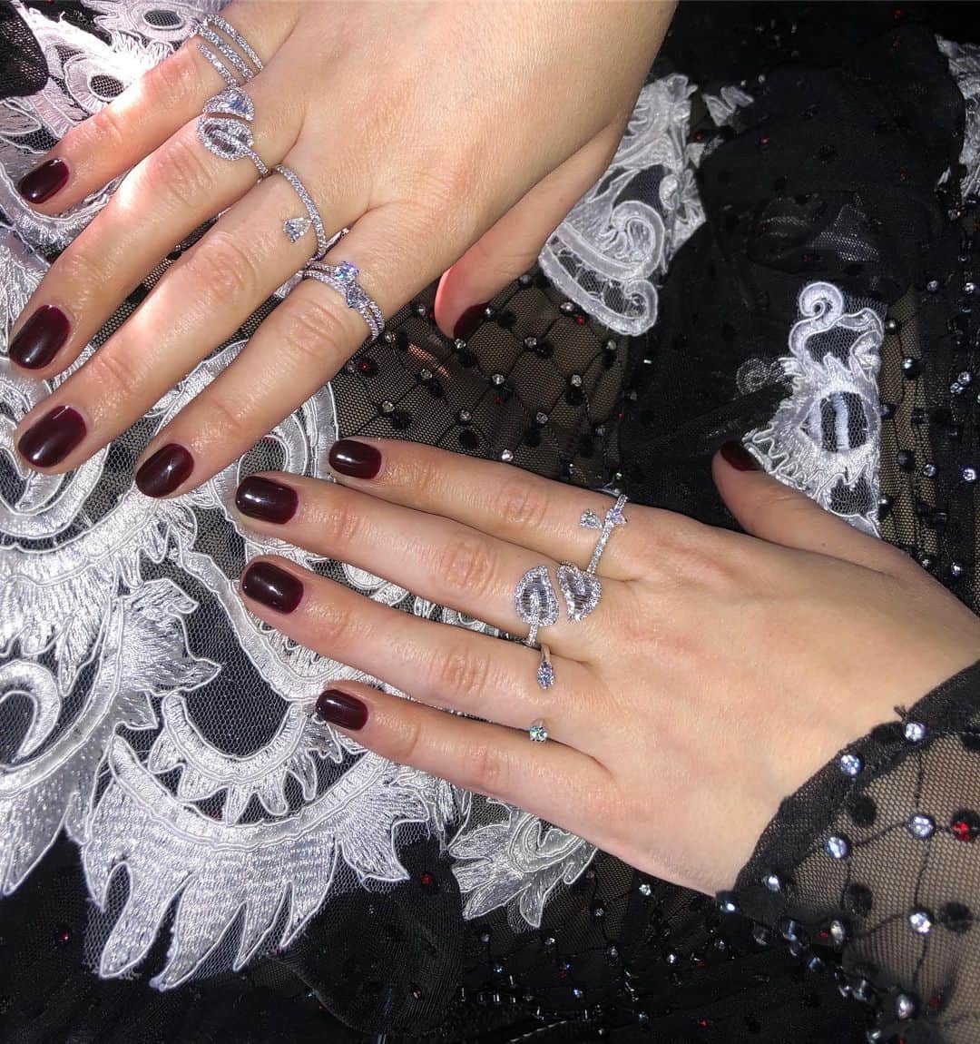ハルストン・セイジのインスタグラム：「Happy hands thanks to @anitakojewelry」