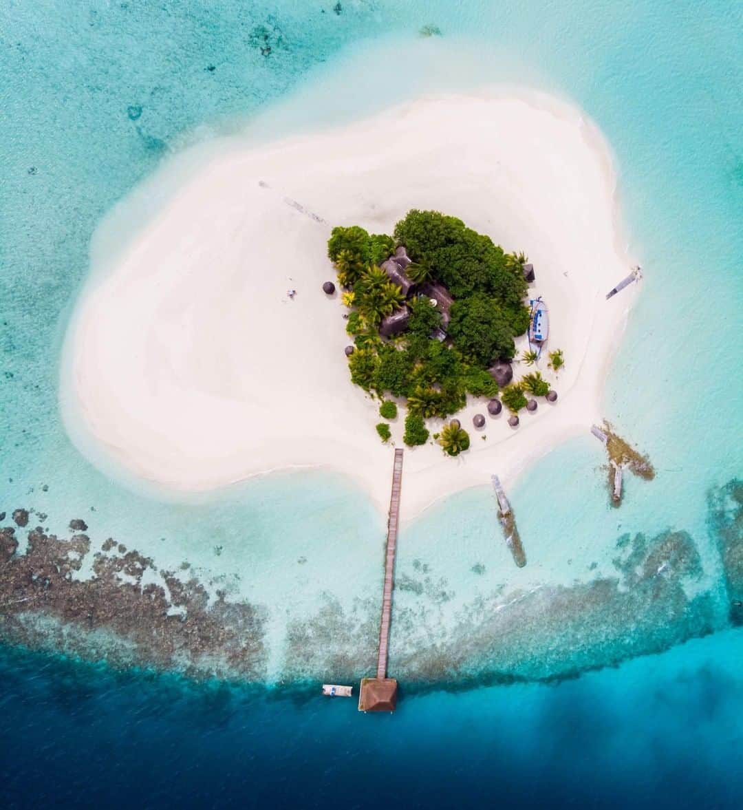 Lonely Planetさんのインスタグラム写真 - (Lonely PlanetInstagram)「To celebrate #WorldOceansDay, this weekend’s #lpinstatakeover comes from Natasha and Cameron of @theworldpursuit, who will be sharing some amazing shots from their recent trip to the #Maldives, one of our best value destinations for 2019! – 'The Maldives were the 75th country we've visited together. A nation of nearly 1,200 islands that stretch across a series of atolls, this really is a destination unlike any other other. Many of the islands are nothing more than small sandbars surrounded by the an #ocean abundant in marine life, so the few that are inhabited provide fabulous beaches and spectacular ocean views. You’ve probably heard a lot about these tiny islands in recent years, and for good reason!' – @theworldpursuit -- Stay tuned for more photos from this bucket list destination! #BestinTravel」6月8日 2時00分 - lonelyplanet