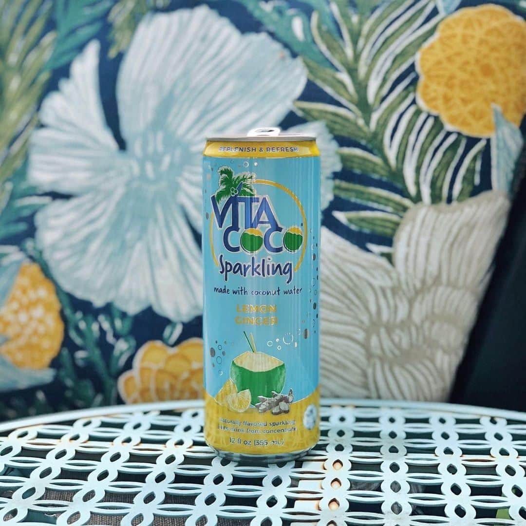 Vita Coco Coconut Waterのインスタグラム：「Does this background make me look good?」