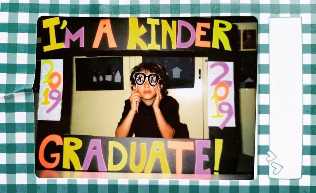 アマンダ・リゲッティさんのインスタグラム写真 - (アマンダ・リゲッティInstagram)「And just like that he’s a kinder graduate 👨🏻‍🎓#congratulations #knoxaddison」6月8日 2時05分 - amanda.righetti