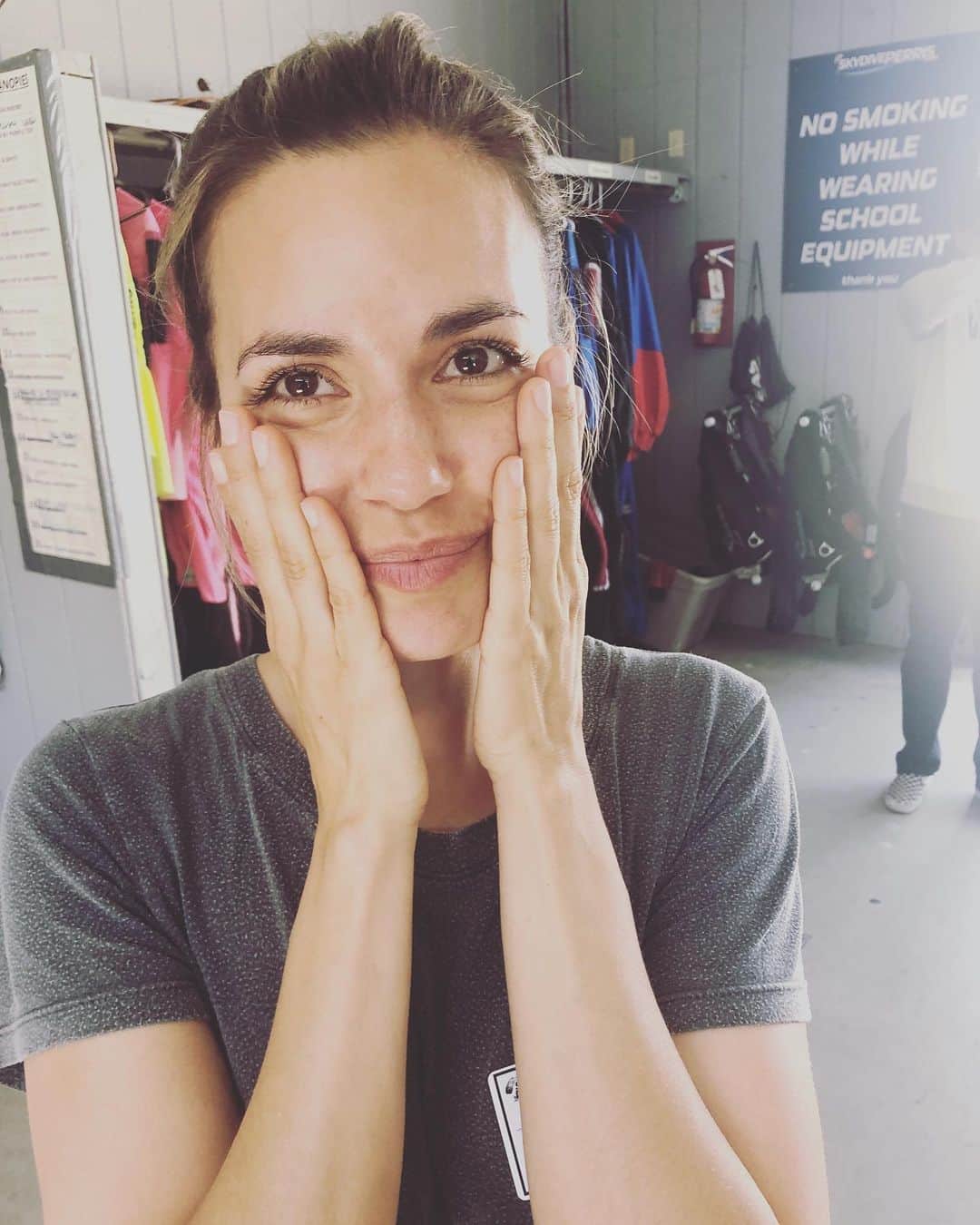 トーレイ・デヴィートのインスタグラム：「My pre skydiving face. 😱🥵 Having friends who do crazy, insane things is fun because then they encourage you to do crazy, insane things with them.  #soaringinto35 #sheerterror #tryingtostaycalm #internallyscreaming #ialmostpuked #iddoitagain 📸- @deanie_babies」