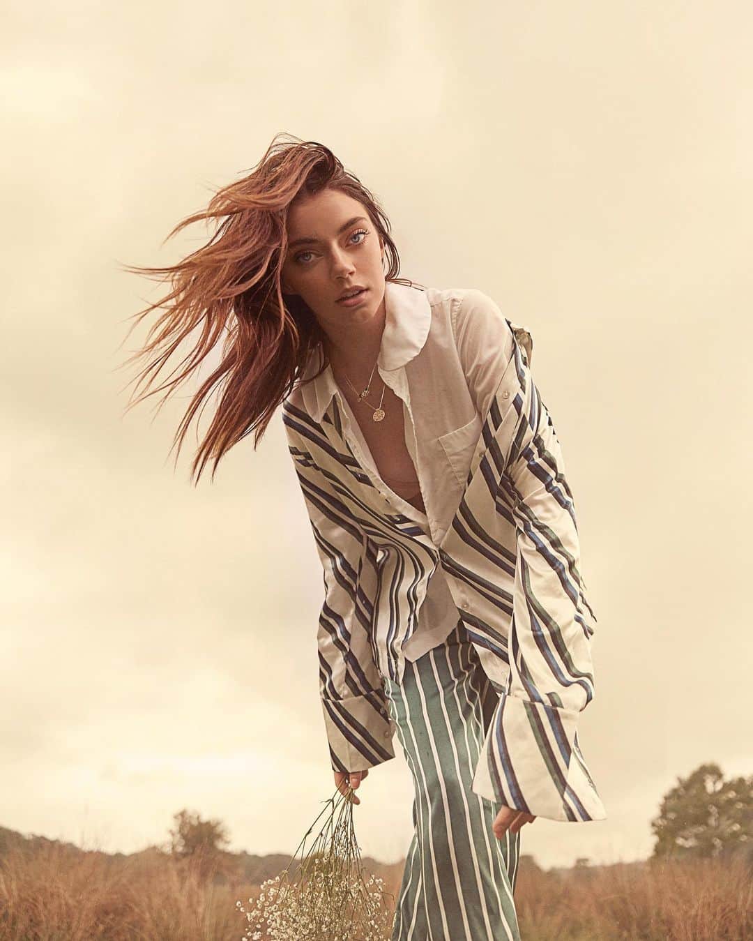 パイパー・アメリカ・スミスのインスタグラム：「New images from my shoot in London with magical fairy @emilydelphine_photography @hollycooop and @ameliathompson_x and also some wild deer lol」