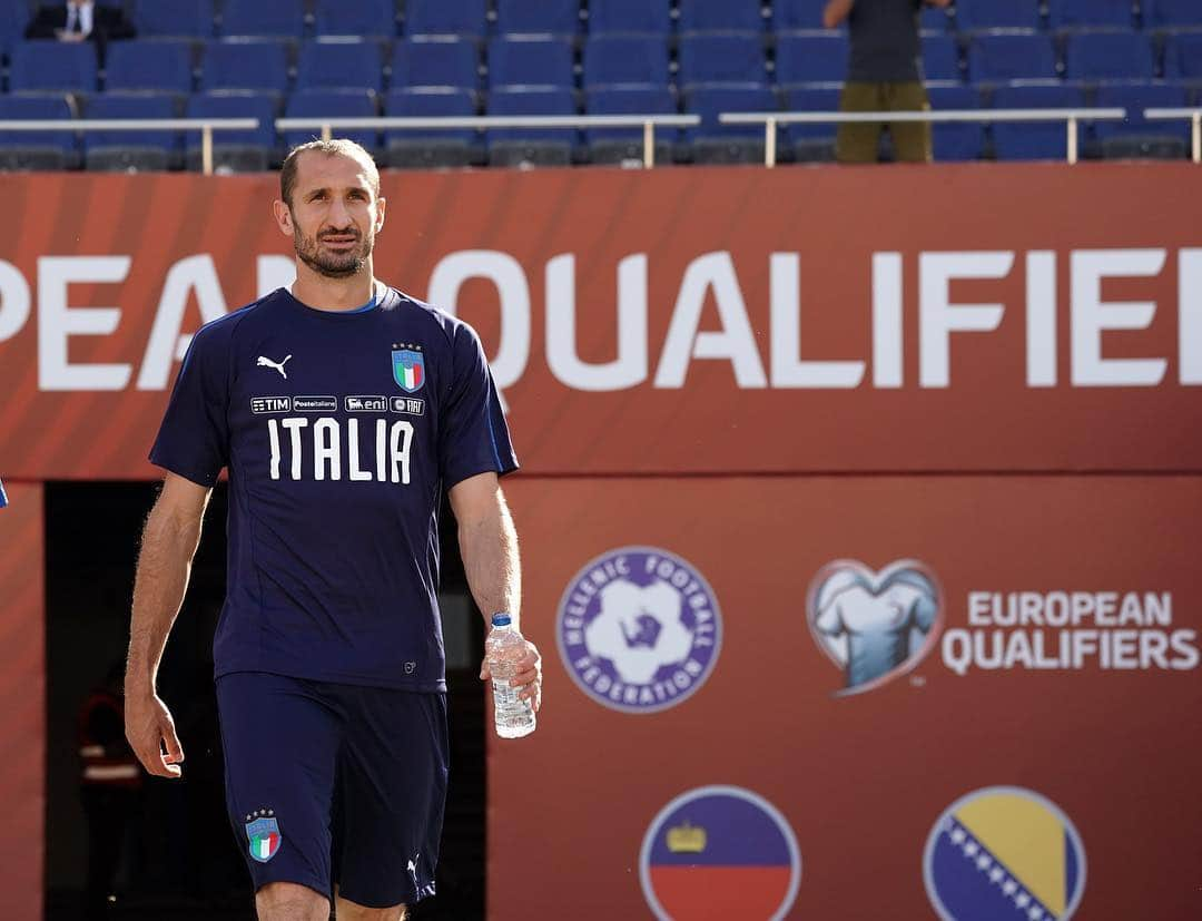 ジョルジョ・キエッリーニさんのインスタグラム写真 - (ジョルジョ・キエッリーニInstagram)「Domani servirà una grande prova. Forza Azzurri! 🇮🇹 #EuropeanQualifiers #GreciaItalia」6月8日 2時21分 - giorgiochiellini