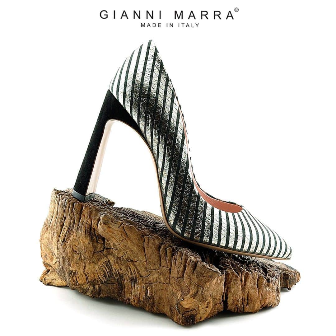 のインスタグラム：「Decolletè 5017, Nives Nero e Camoscio Nero, disponibile anche in Vernice Avorio. Scopri tutta la Collezione Primavera-Estate 2019 ora disponibile sul nostro Shop On Line!  http://shop.giannimarra.com/100-spring-summer-2019  #giannimarra #shoes #springsummer2019 #instagood #bags  #life #likeforlike #toptags #cute #happy #tbt #girl #fashion #instalike #followme #follow #nature #igdayly #instafollow #picoftheday #likeme #instamood #photooftheday #repost #igers #like4like #selfie #instadaily #likelike」