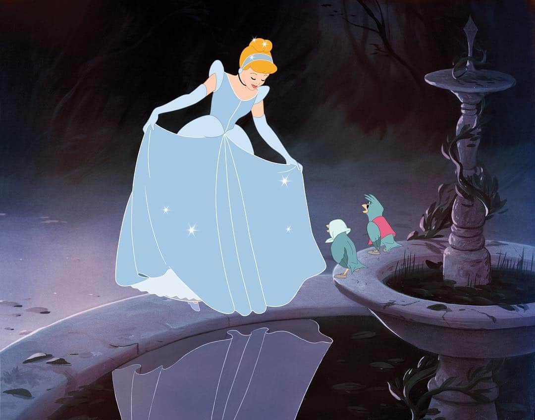 のインスタグラム：「What magical news! #Cinderella is coming home to the Walt Disney Signature Collection. Bring your favorite Disney princess home when you get the exclusive Filmmaker Gallery & Storybook from @Target June 25. Pre-order now: http://di.sn/6002EmSLo」