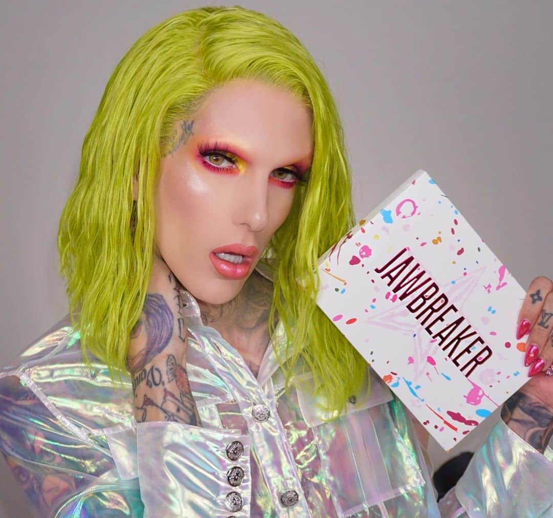 Jeffree Star Cosmeticsさんのインスタグラム写真 - (Jeffree Star CosmeticsInstagram)「Our entire #Jawbreaker collection has just been revealed on Jeffree’s channel!!!!!! 👅🍭💚 Link in our bio!!!! #jeffreestarcosmetics #jawbreakerpalette #minibreaker」6月8日 2時31分 - jeffreestarcosmetics