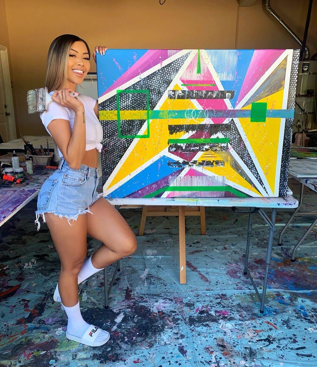 リアン Vのインスタグラム：「And another one! 👩🏻‍🎨 Tried this masking tape technique, what y’all think? (swipe left) Follow @foreverartgallery to see more paintings! 🎨」