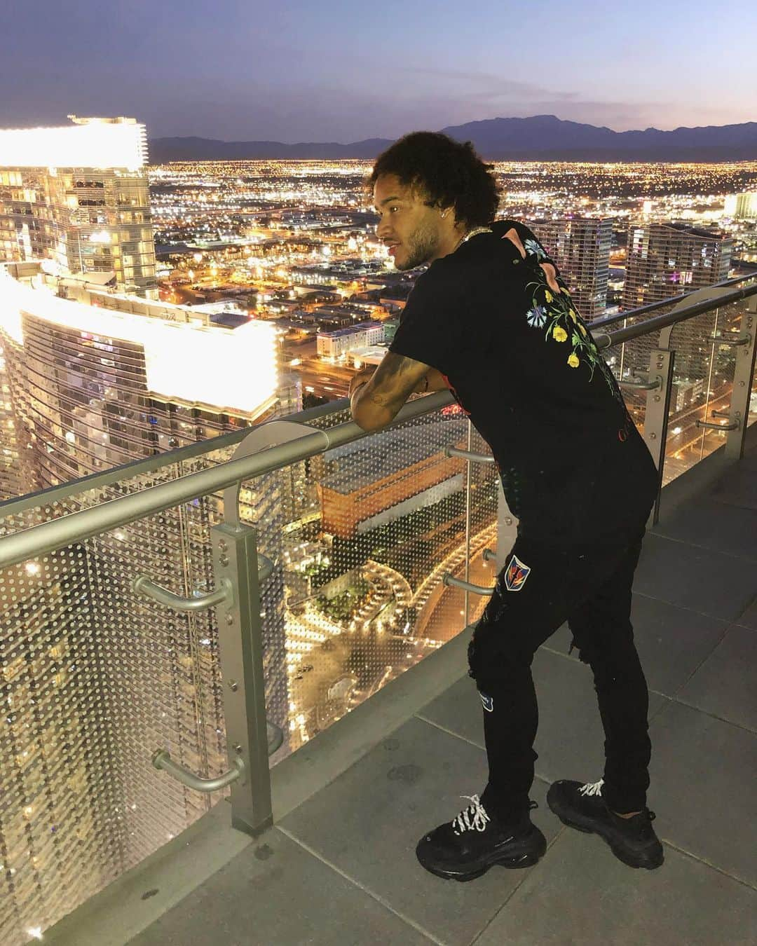 アイザイア・ブラウンさんのインスタグラム写真 - (アイザイア・ブラウンInstagram)「What a city✌🏽」6月8日 2時48分 - izzyjaybrown