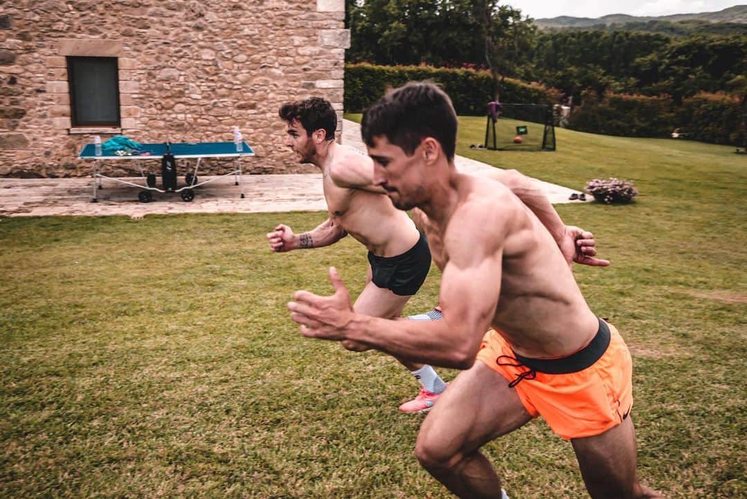 ボージャン・クルキッチのインスタグラム：「Cuando el objetivo es seguir mejorando, ¡nunca se entrena demasiado! Ha sido una semana de sesiones de entrenamiento duras e intensas en Girona, trabajando también la parte mental de manera específica y con una alimentación especial para ayudarnos a complementarlo todo. No hay nada como ponerse en forma, con una compañía de 10 y viviendo una experiencia única 🤝 #stageregeneraélite」