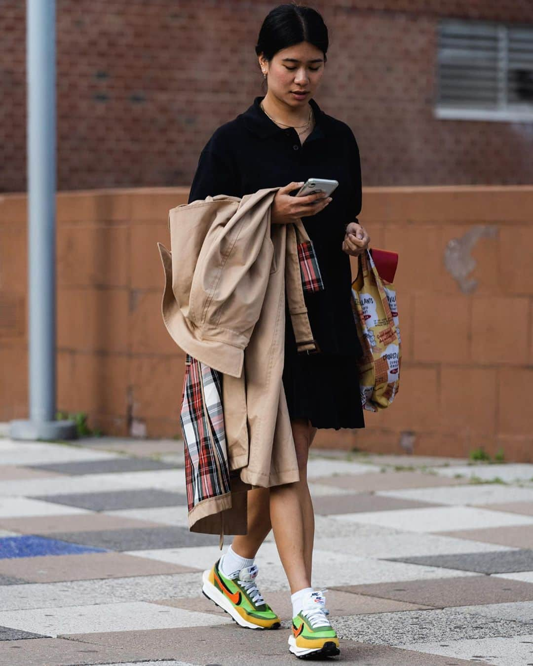 HYPEBEASTさんのインスタグラム写真 - (HYPEBEASTInstagram)「#hypebeaststyle: Spring/Summer 2020 is in full swing. Head over to @hypebeaststyle for a look at this season’s best #nyfw street style.  Photo: Eddie Lee/HYPEBEAST」6月8日 2時57分 - hypebeast