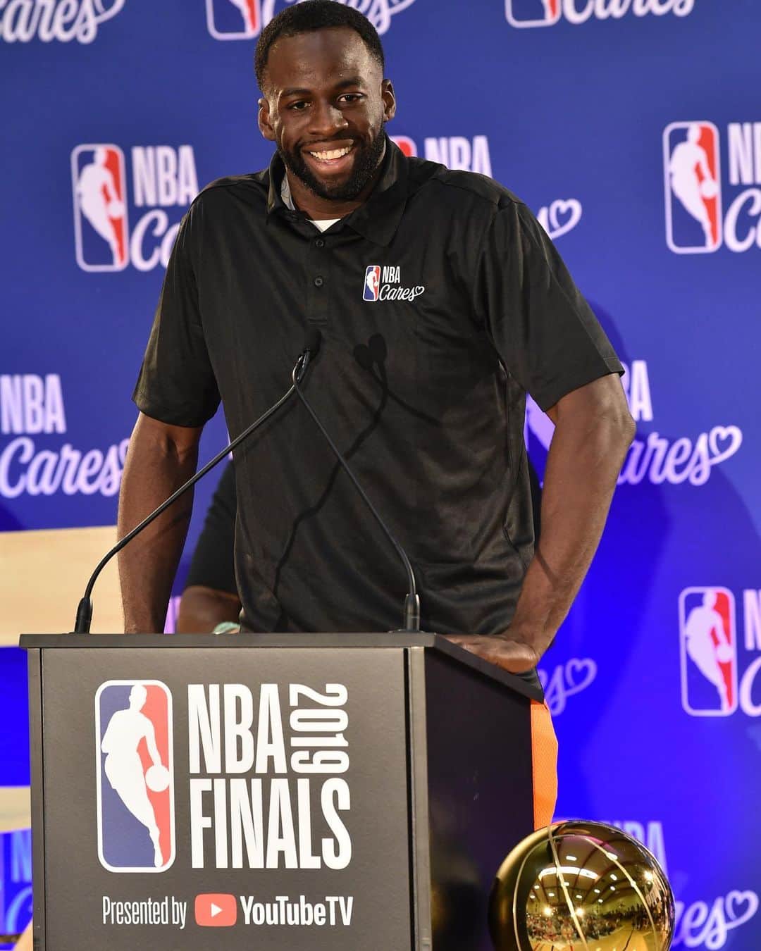 ドレイモンド・グリーンのインスタグラム：「Playing in the finals is always the goal... However, helping impact the lives of others is always even more special. Happy to have been apart of the @nbacares refurbishing at Ira Jinkins Community Center in The Town! #impactinglives #NbaCares #Dubnation」
