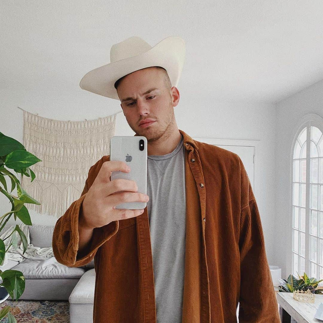 ブランドン・シェイアさんのインスタグラム写真 - (ブランドン・シェイアInstagram)「My cowboy dreams aren’t happening today I guess... hats never fit me.. oh neither do pants, shirts, rings, shoes, sunglasses & most underwear. Anyone wanna start a nudist colony with me?🤘🏻」6月8日 3時13分 - brandoncolbein