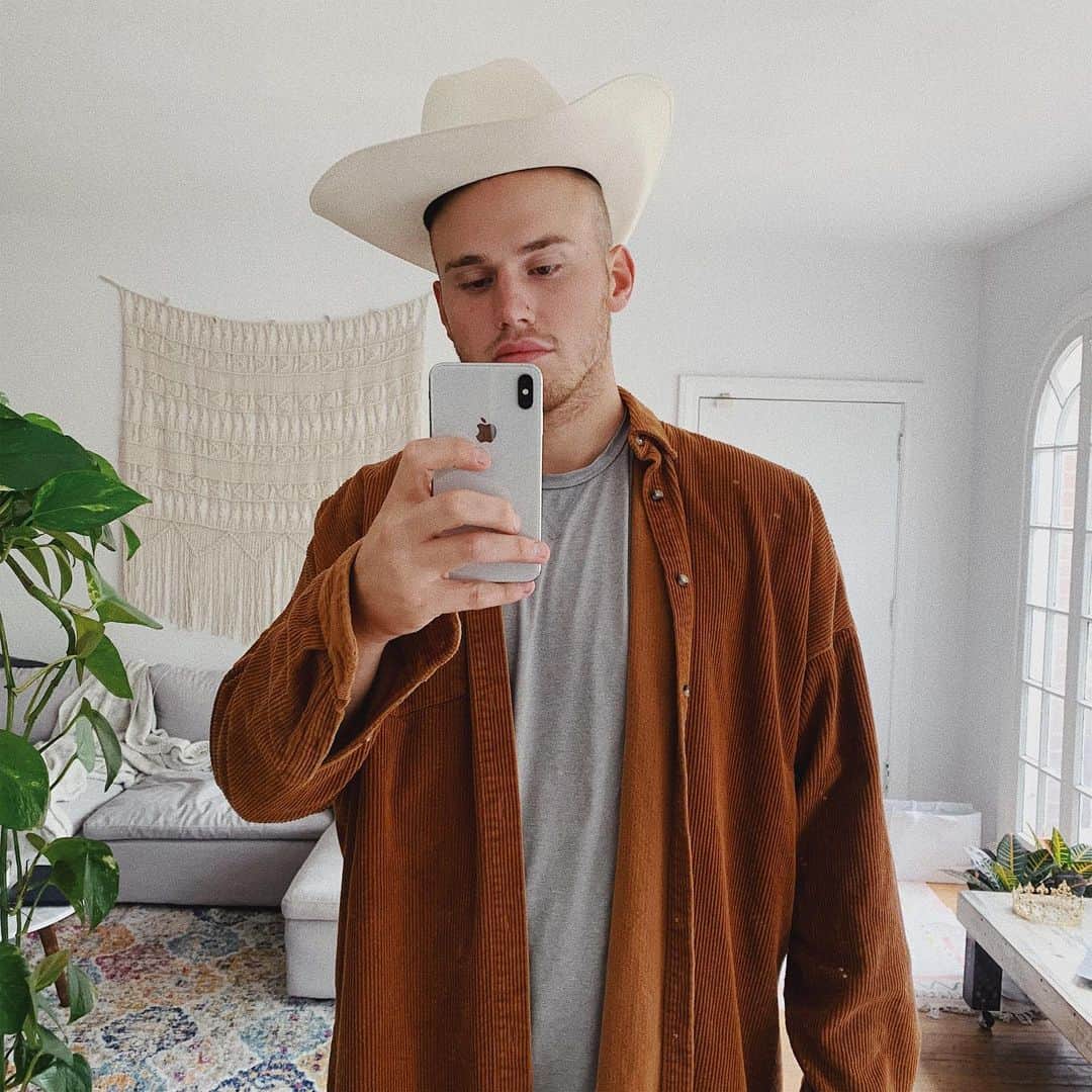 ブランドン・シェイアのインスタグラム：「My cowboy dreams aren’t happening today I guess... hats never fit me.. oh neither do pants, shirts, rings, shoes, sunglasses & most underwear. Anyone wanna start a nudist colony with me?🤘🏻」