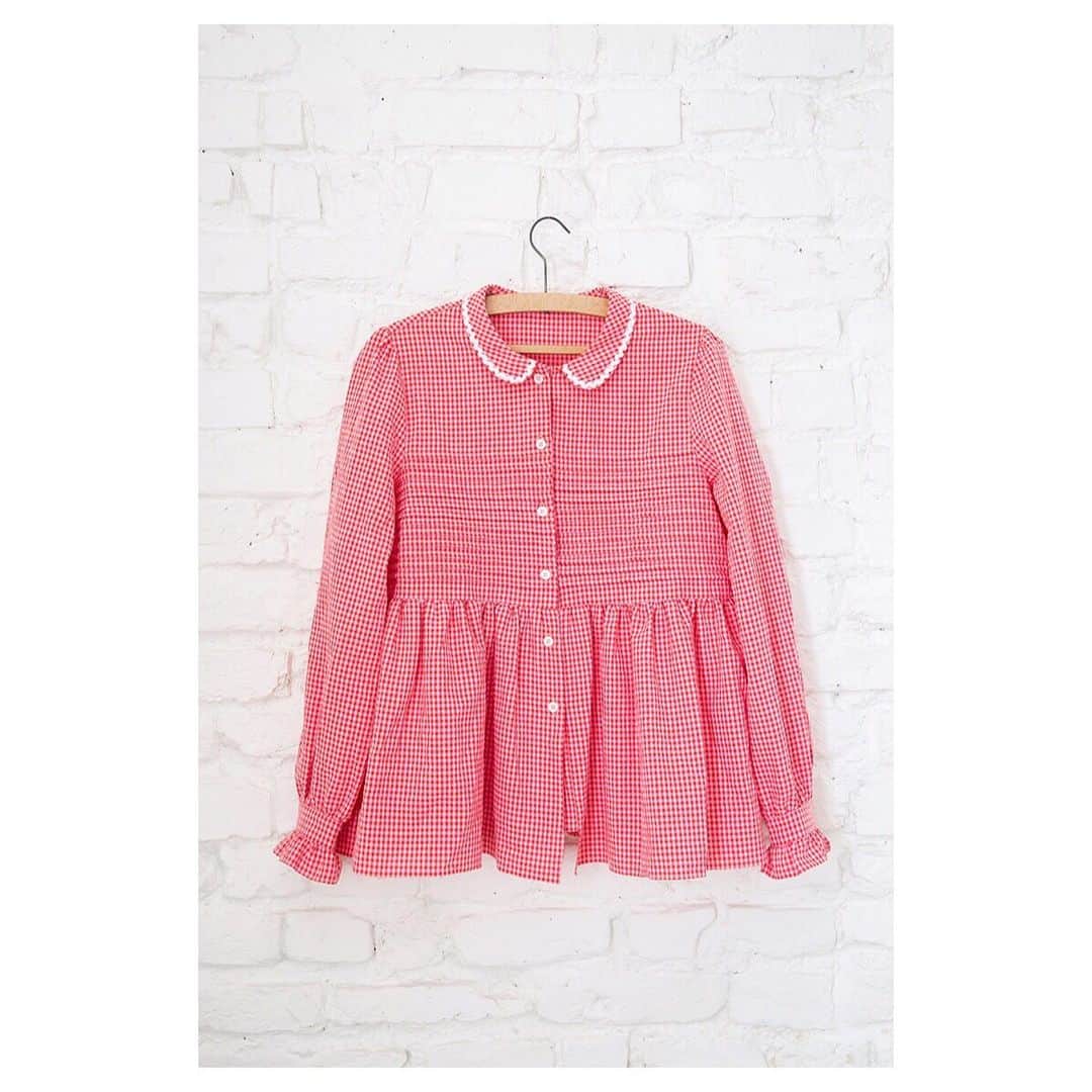 キャベジズ&ローゼズのインスタグラム：「Delight in pink and red 💖❤ The Perdie Shirt in Seersucker is now available online. She features charming details such as pintucking, frills, and a Peter Pan Collar with rick rack edging. Perdie is everything you could ever want in a blouse and more! #newin #newinstore #pinkandred #pintuck #pintuckblouse #frills #seersucker #madeinlondon #cabbagesandroses #cabbagesandrosesfashion @christina_strutt @cabbagesandroses_shop 👆Link In Bio👆」
