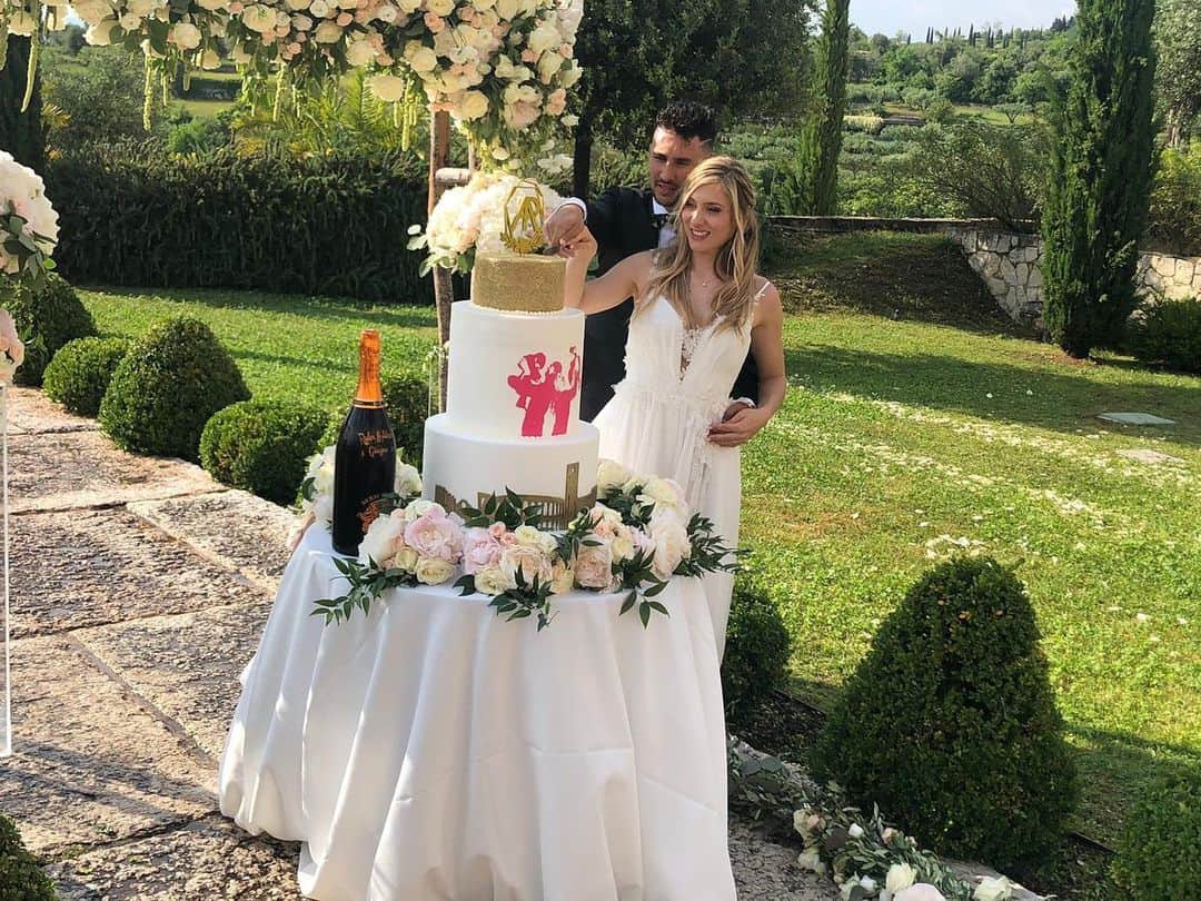リデル・マトス・サントスのインスタグラム：「Il nostro giorno speciale , il primo matrimonio che sono stato era proprio il MIO😃 Grazie alla nostra famiglia e ai nostri amici ,grazie @silviaslitti e ai suoi collaboratori per aver reso il nostro matrimonio indimenticabile e per essere riusciti a sorprendermi. 💙」