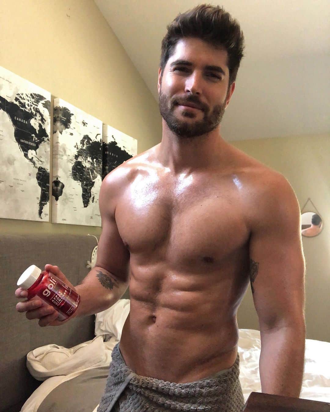 ニック・ベイトマンのインスタグラム：「Life Hack;  I’ve been drinking daily shots of apple cider vinegar for years now for reducing body fat and my immune system, its not the easiest thing to drink thou. But! I just found the world’s first Apple Cider Vinegar Gummies by @goligummy 🙌🏼 two gummies is equal to one shot of #ACV Goli is a game changer.  Link in Bio #Tastetheapplenotthevinegar #goligummy #ad」