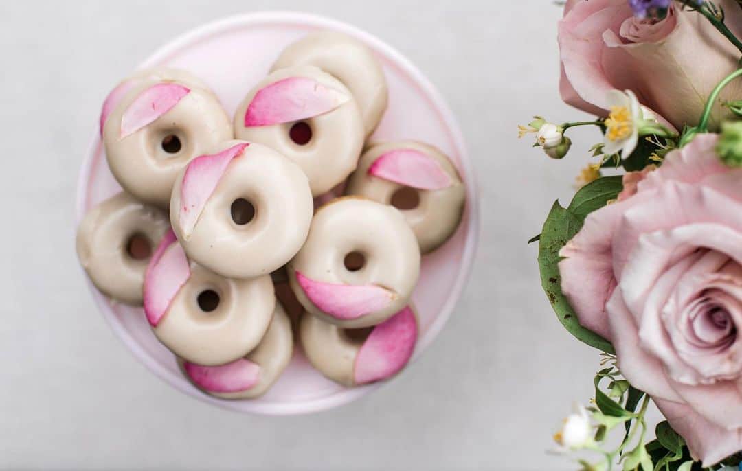 ティファニー・ティーセンさんのインスタグラム写真 - (ティファニー・ティーセンInstagram)「It’s National Doughnut Day so I am throwing it back to these Mini Rose Doughnuts we made last year for a tea party with Harper. I mean.. Talk about eating with your eyes first 😍 #recipeontheblog #fbf」6月8日 3時15分 - tiffanithiessen