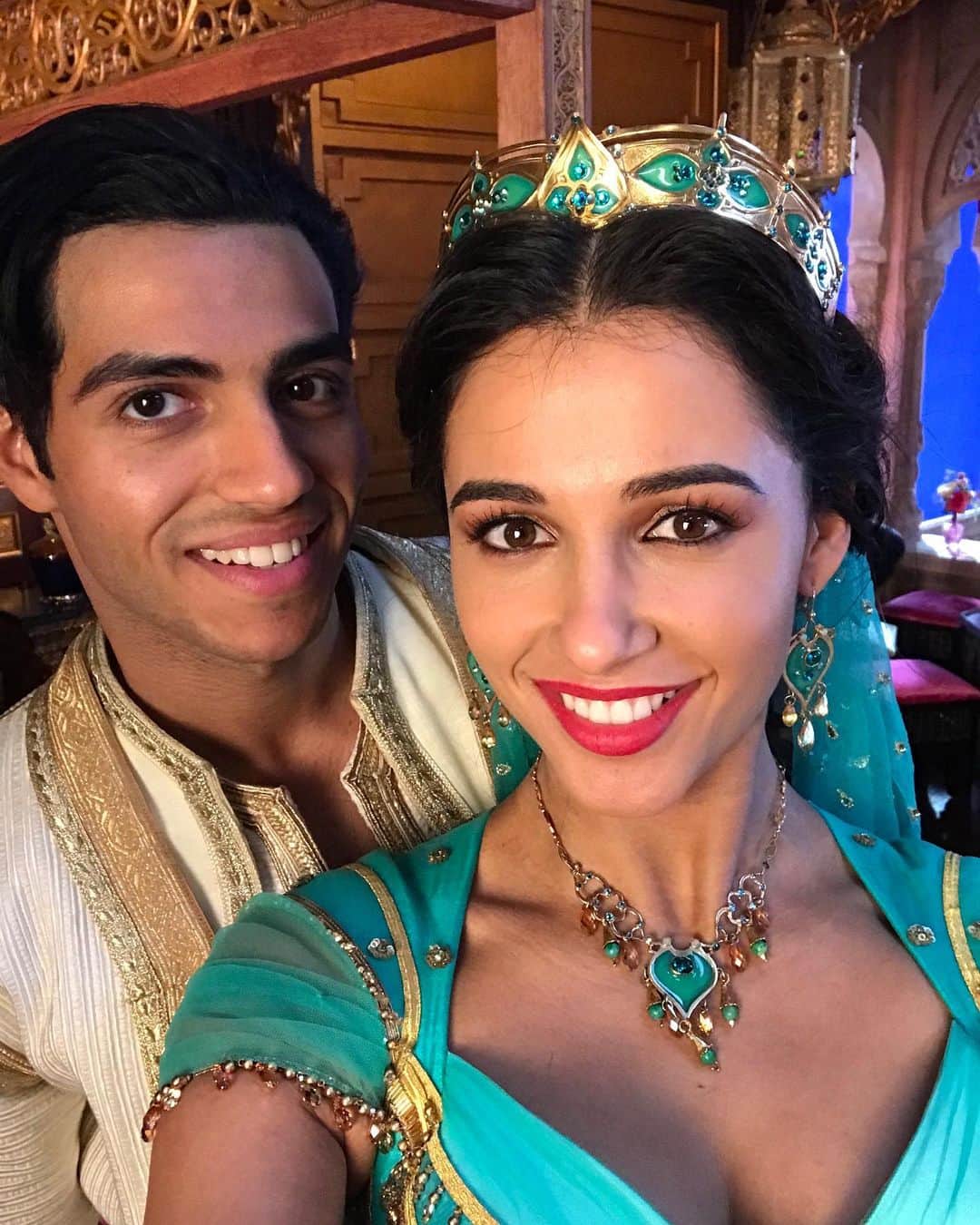 メナ・マスードのインスタグラム：「Just a royal reminder that #Aladdin is still out in theaters. We have pets in our film 2. Just saying 😉」