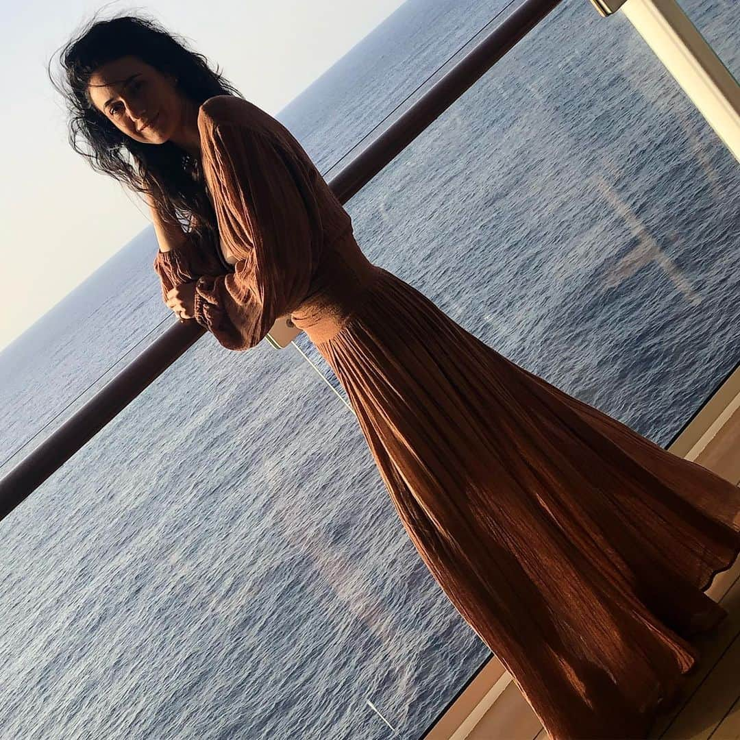 エマニュエル・シュリーキーさんのインスタグラム写真 - (エマニュエル・シュリーキーInstagram)「Taking in a beautiful sunset somewhere on the Mediterranean Sea.. such an epic 3 days aboard the #celebrityedge 🙏🏽 Headed to Majorca tomorrow.. #happyfriday #shabbatshalom❤️ #ad #celebritycruises  photo by @chriqster」6月8日 3時17分 - echriqui