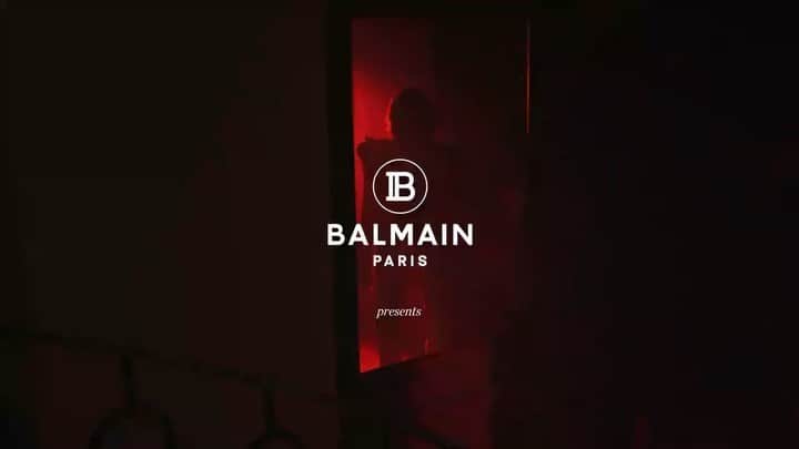 カーラ・デルヴィーニュのインスタグラム：「Proud to reveal my new creative project with @balmain done with my dear friend @olivier_rousteing.  Head to Balmain.com to enjoy our new interactive film and reveal the handbag collection. #BALMAINBBAG #BALMAINTWIST #BALMAINROMEO #ad」