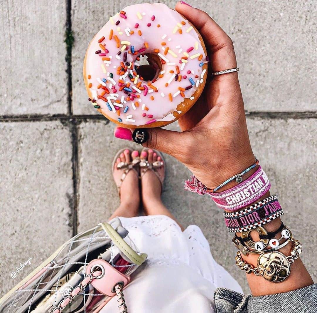 Cosmopolitanさんのインスタグラム写真 - (CosmopolitanInstagram)「Time to tag your #workwife and make her go on a #donut run 🍩🏃‍♀️😜 #nationaldonutday  #rg @stylewyn」6月8日 3時40分 - cosmopolitan