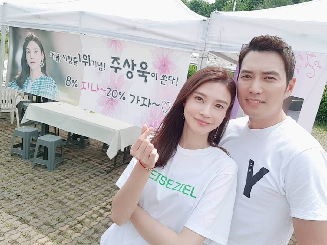 チャ・イェリョンさんのインスタグラム写真 - (チャ・イェリョンInstagram)「고마워요 신랑님 🤵🌹❤ . #힘내서촬영할께요 #든든한내편 #사랑꾼💖 #퍼퓸20프로를위하여💕」6月8日 14時35分 - chayeryun